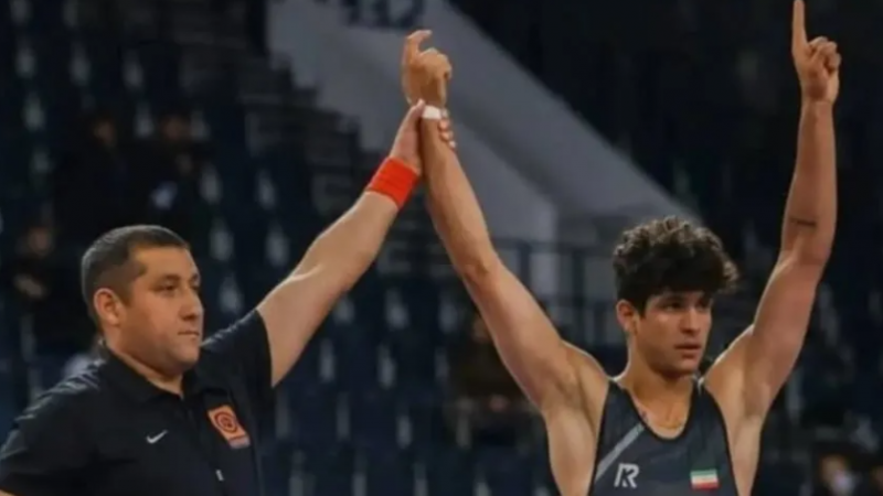 Irán ejecutó públicamente a un luchador de 19 años