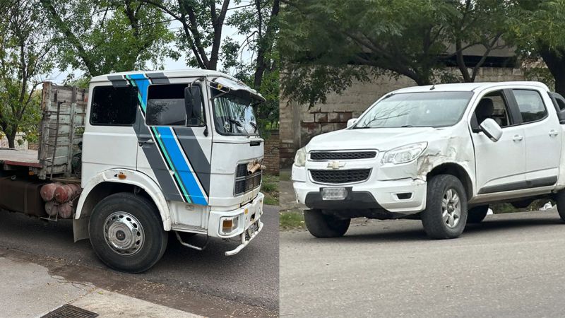 Accidente entre un camión con acoplado y una camioneta