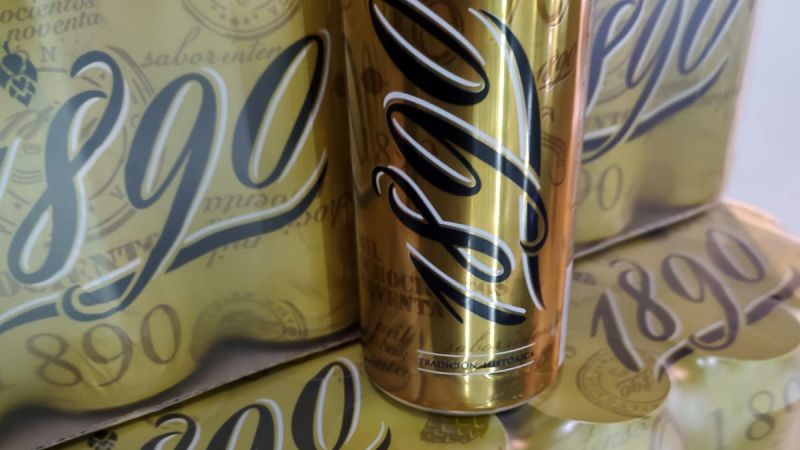 Distrajeron a la dueña para robarle 48 latas de cerveza