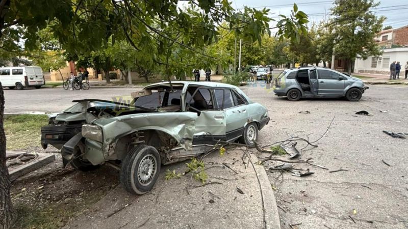 Dos autos chocaron en Maza y Colón y uno terminó contra un árbol