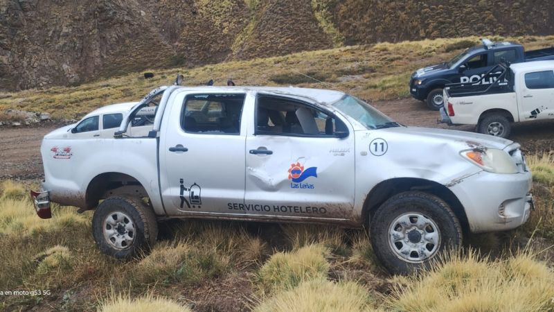 Una camioneta de Las Leñas volcó cuando volvía de Valle Hermoso