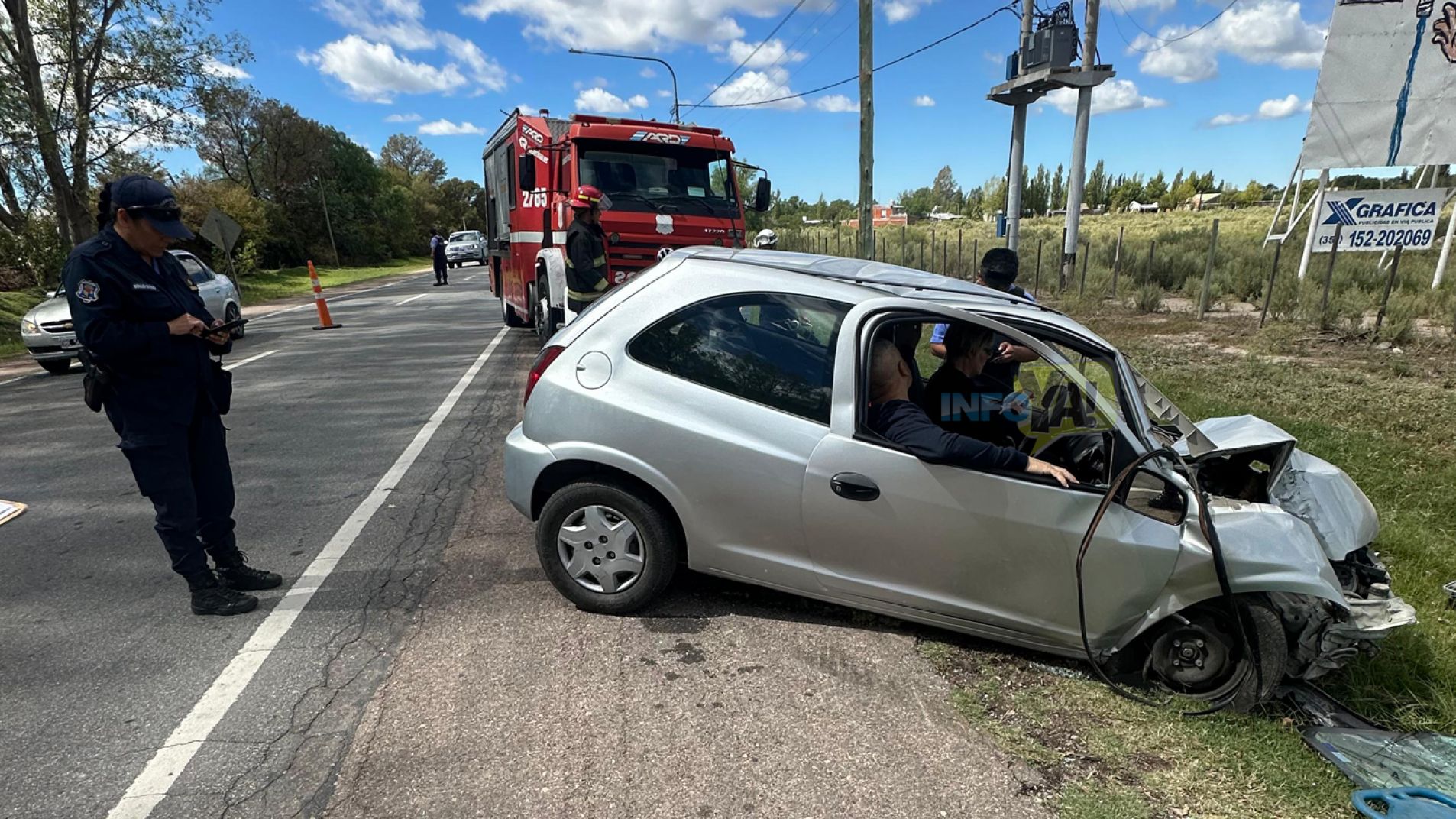 Los ocupantes quedaron atrapados en el auto y fueron extraídos por los bomberos.