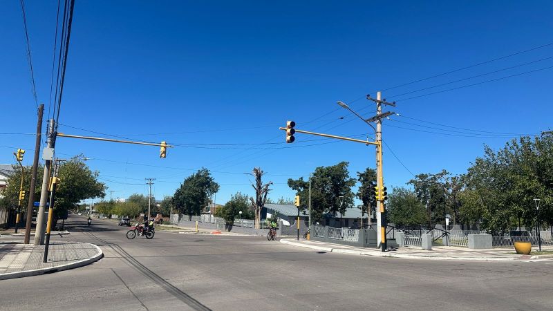 La poda de un árbol cortó el cableado y dejó sin luz a los vecinos y a los semáforos