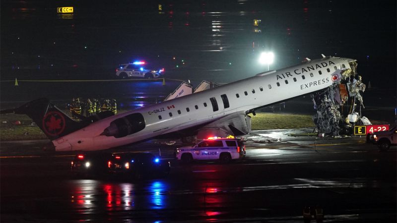 Un avión chocó con un camión de bomberos en Nueva York (Videos)