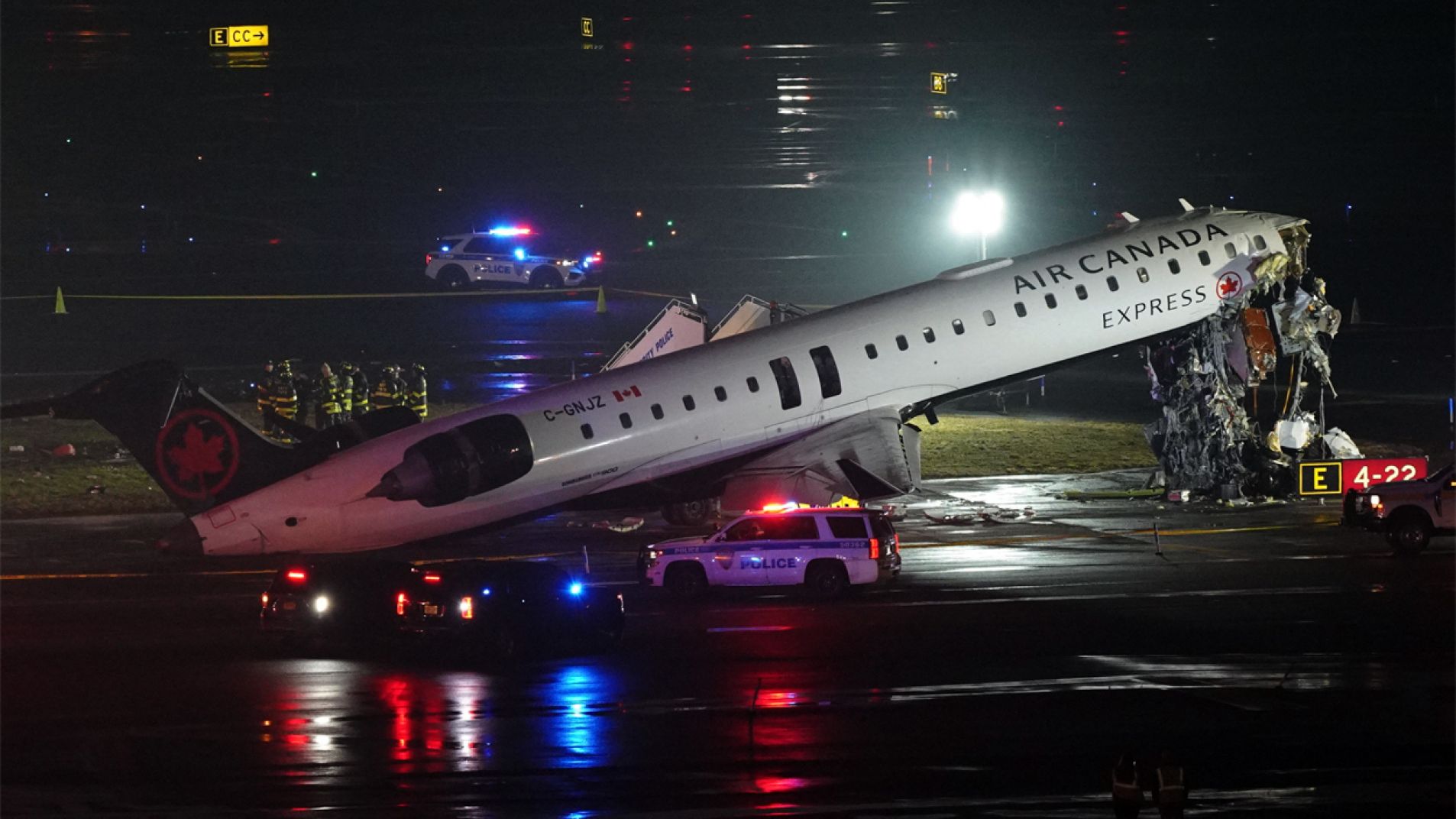 Un avión chocó con un camión de bomberos en Nueva York (Videos)