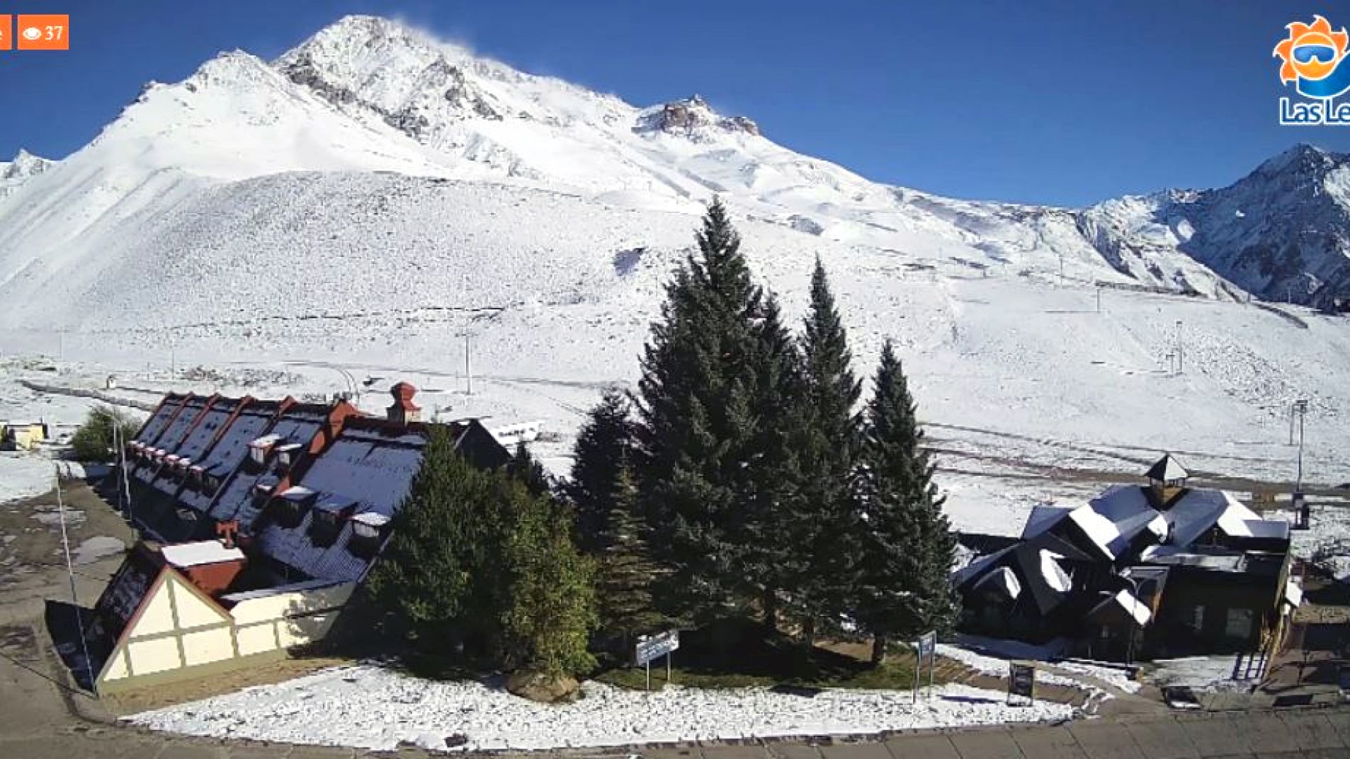 El Valle de Las Leñas amaneció este lunes despejado pero cubierto de nieve.
