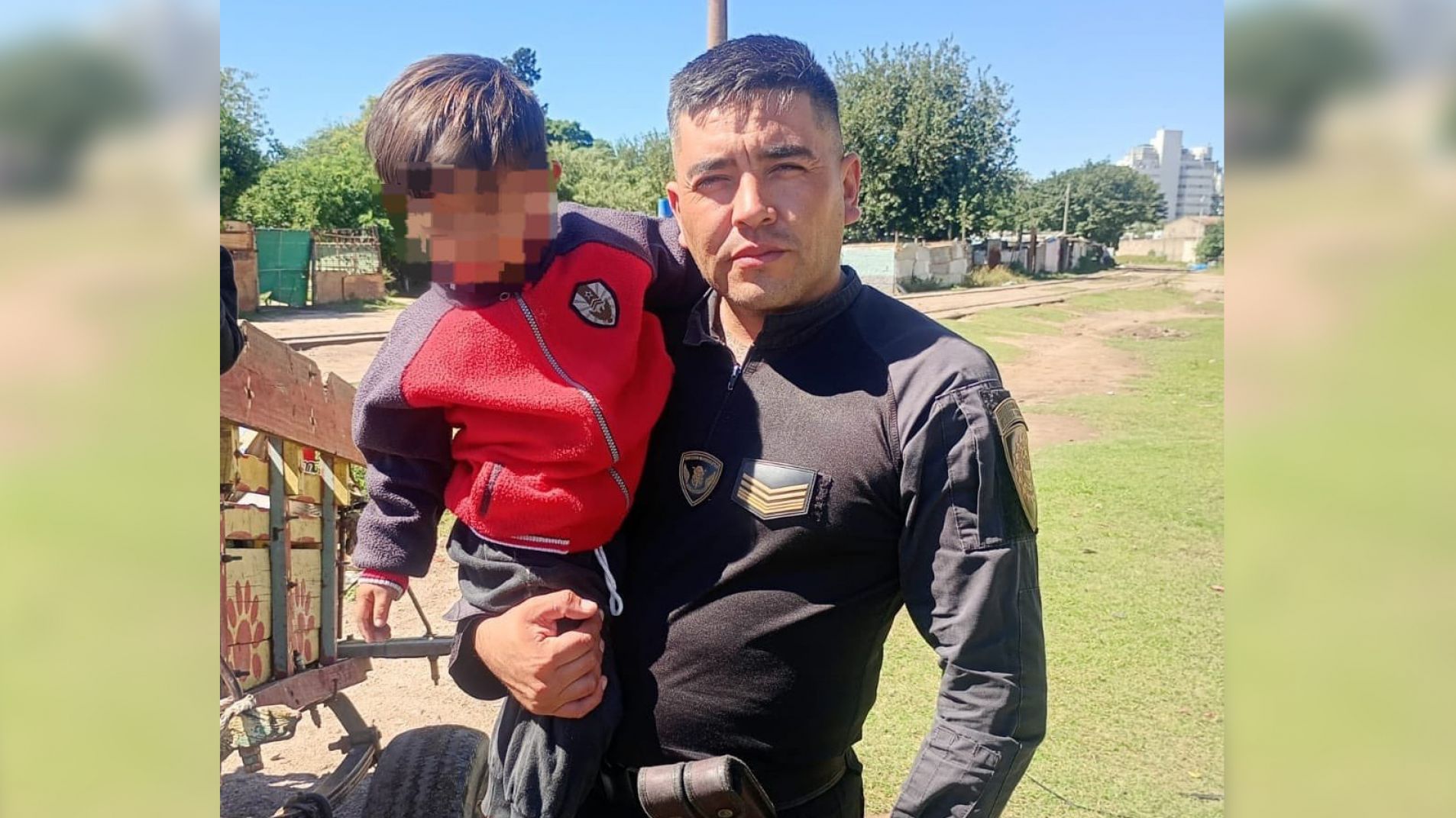 Policía le salvó la vida a un niño que iba a ser atropellado por un tren (Video)