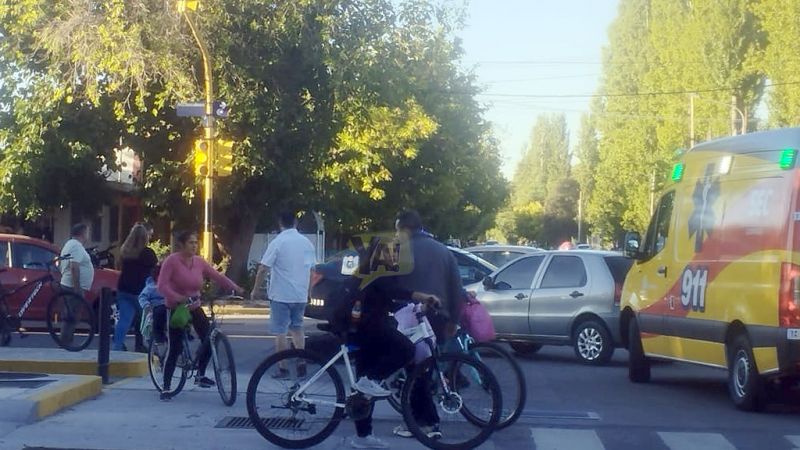 Un auto y moto chocaron en un cruce donde el semáforo no funciona hace meses