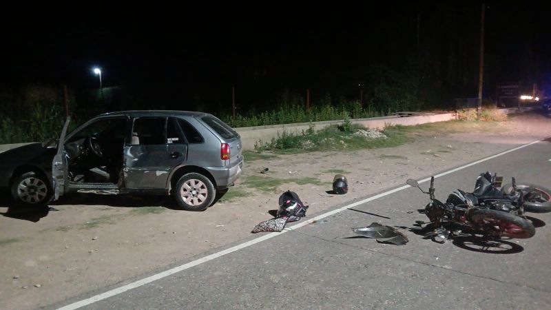 Tres mujeres lesionadas en choque entre un auto y una moto en calle Cubillos