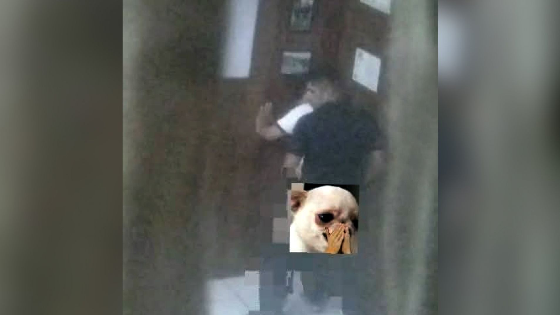 Los policías tuvieron intimidad en una dependencia oficial.