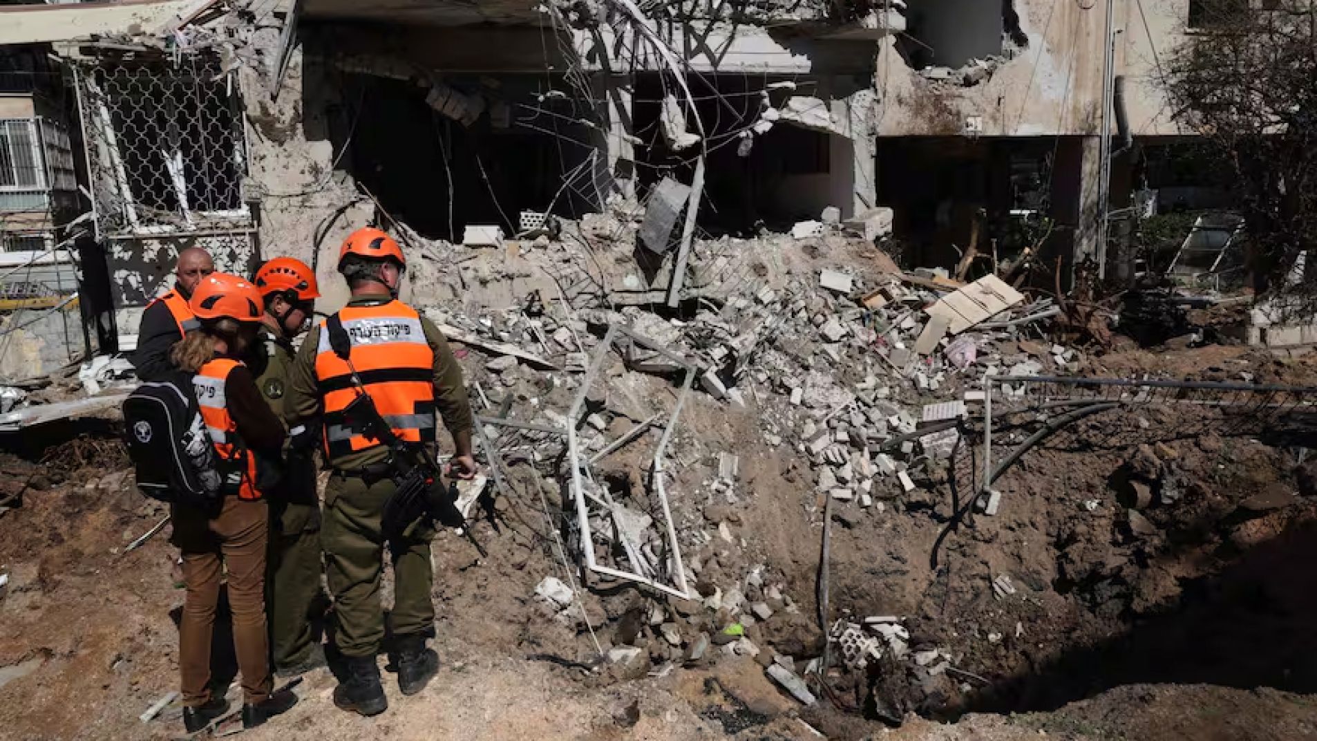 Rescatistas israelíes en la zona en la que cayó un misil iraní en Tel Aviv.