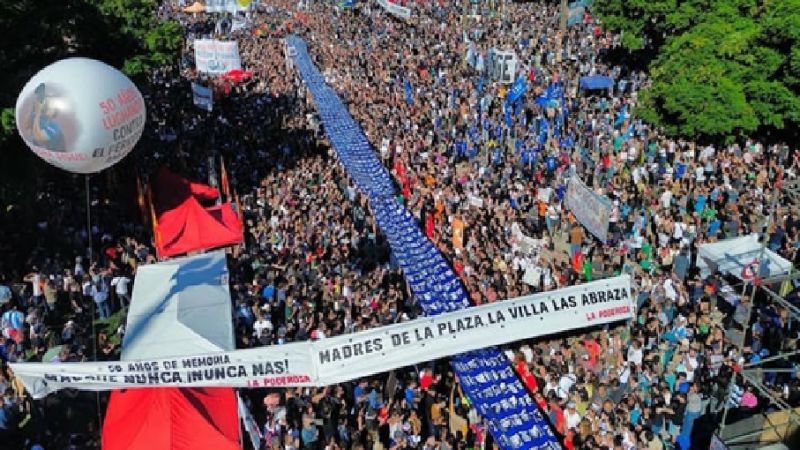 Miles de personas en Plaza de Mayo por los 50 años del golpe militar