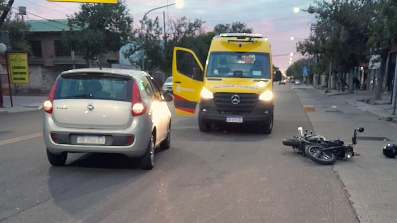 Dos motociclistas lesionados en un accidente en avenida Sarmiento