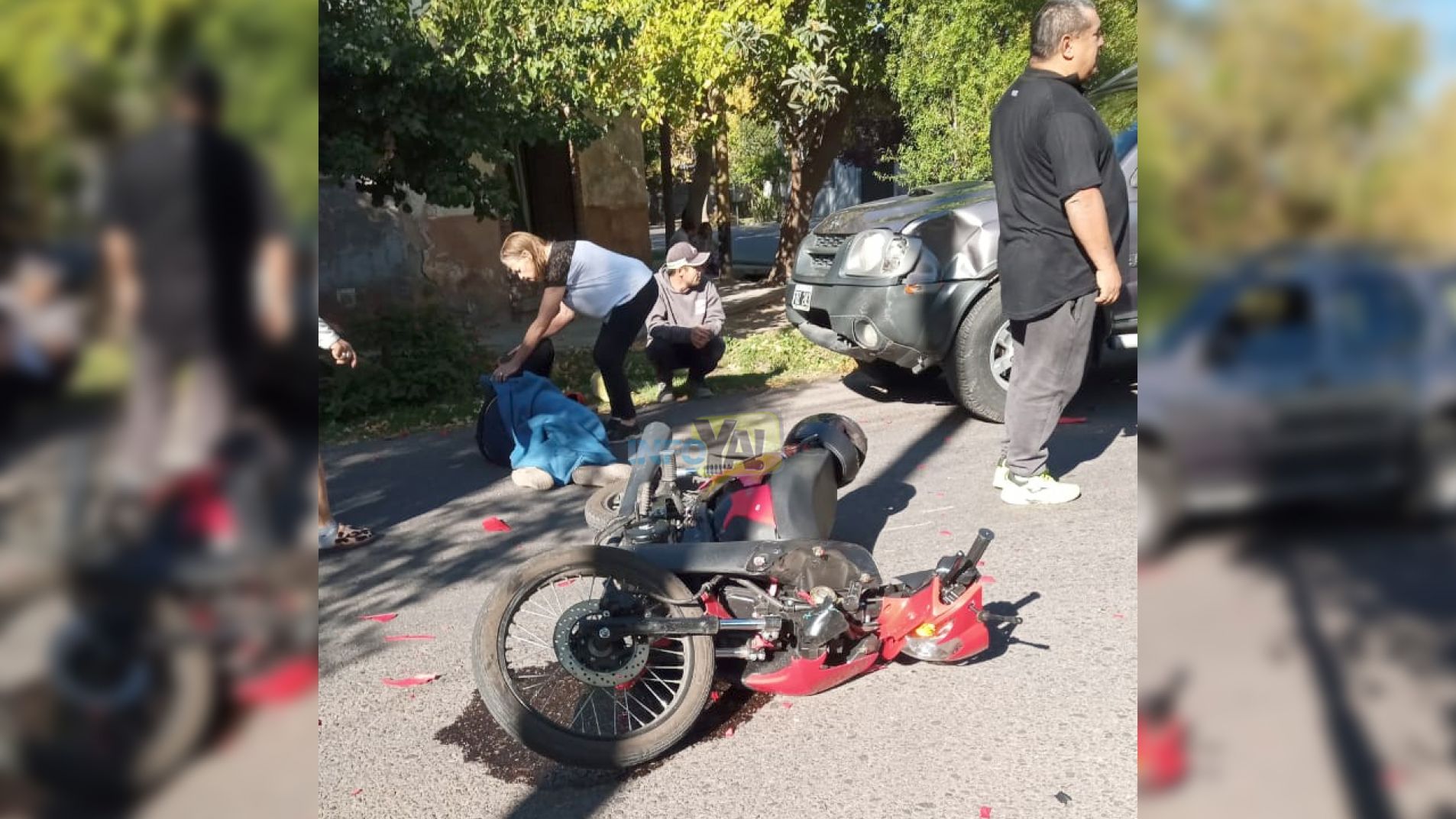 El motociclista en el asfalto mientras espera la llegada de la ambulancia.