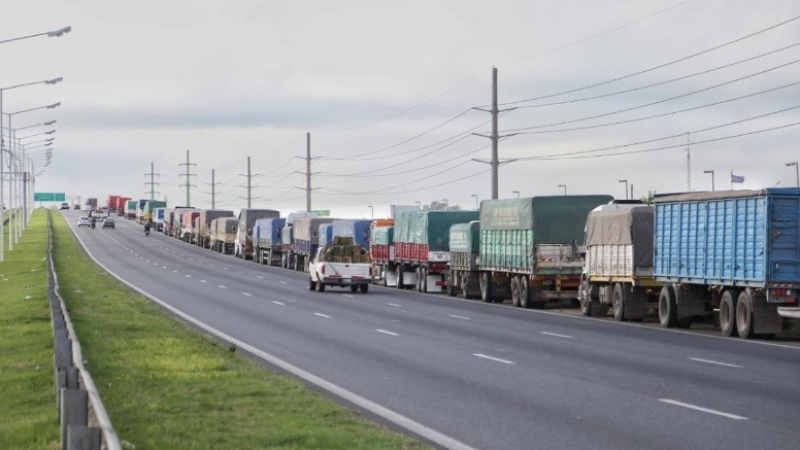 Transportistas no pueden trasladar los aumentos de los combustibles