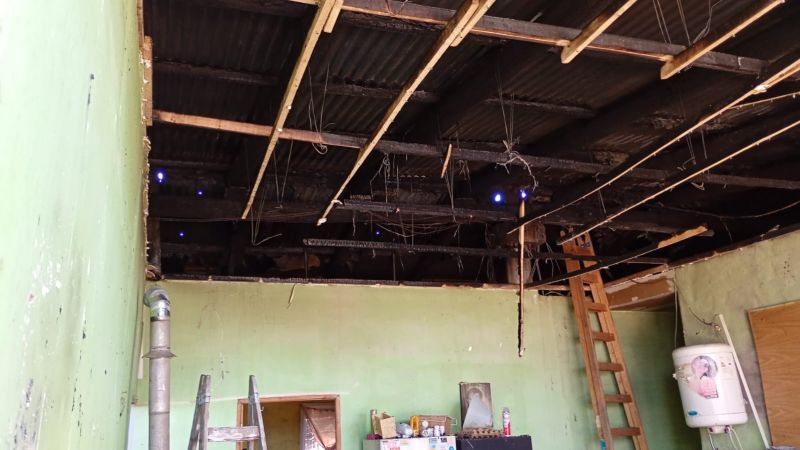 Se le incendió la casa y pide ayuda para reparar los techos