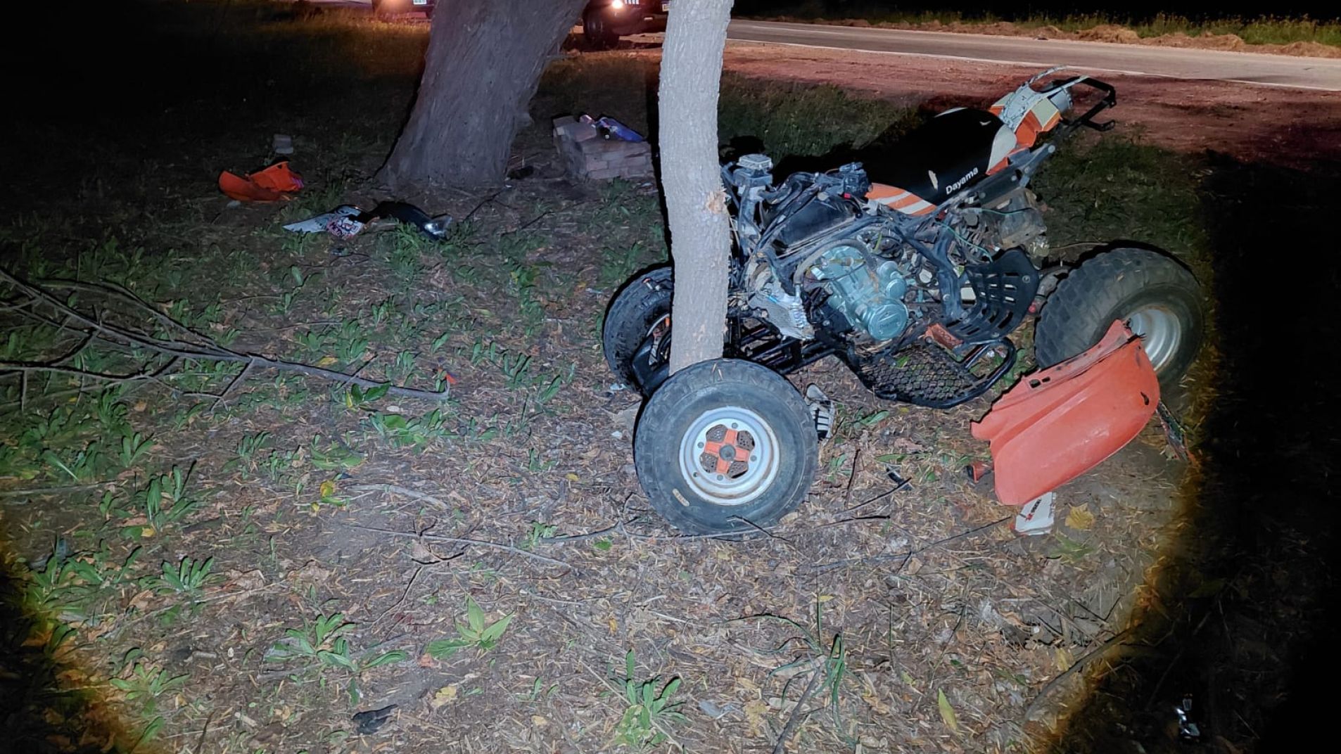 Un chico de 14 años chocó en cuatriciclo contra un árbol