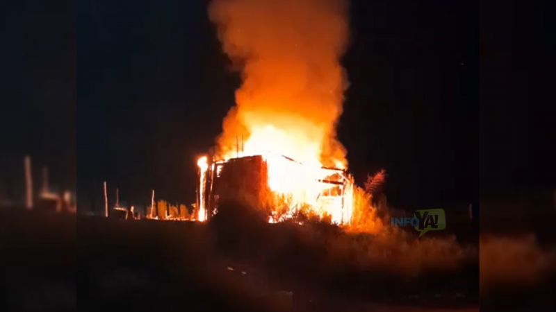 Se conocieron imágenes del incendio que destruyó una precaria vivienda en la Isla (video)