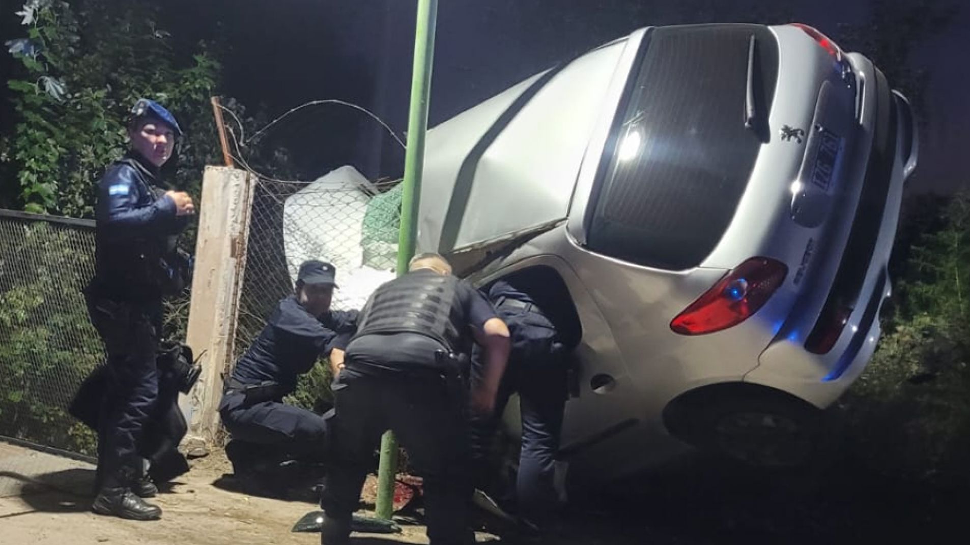 Chocaron contra un poste y murió una joven de 19 años