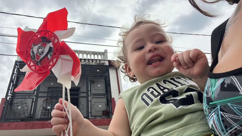 Un bebé de un año se atragantó con una uña postiza y murió