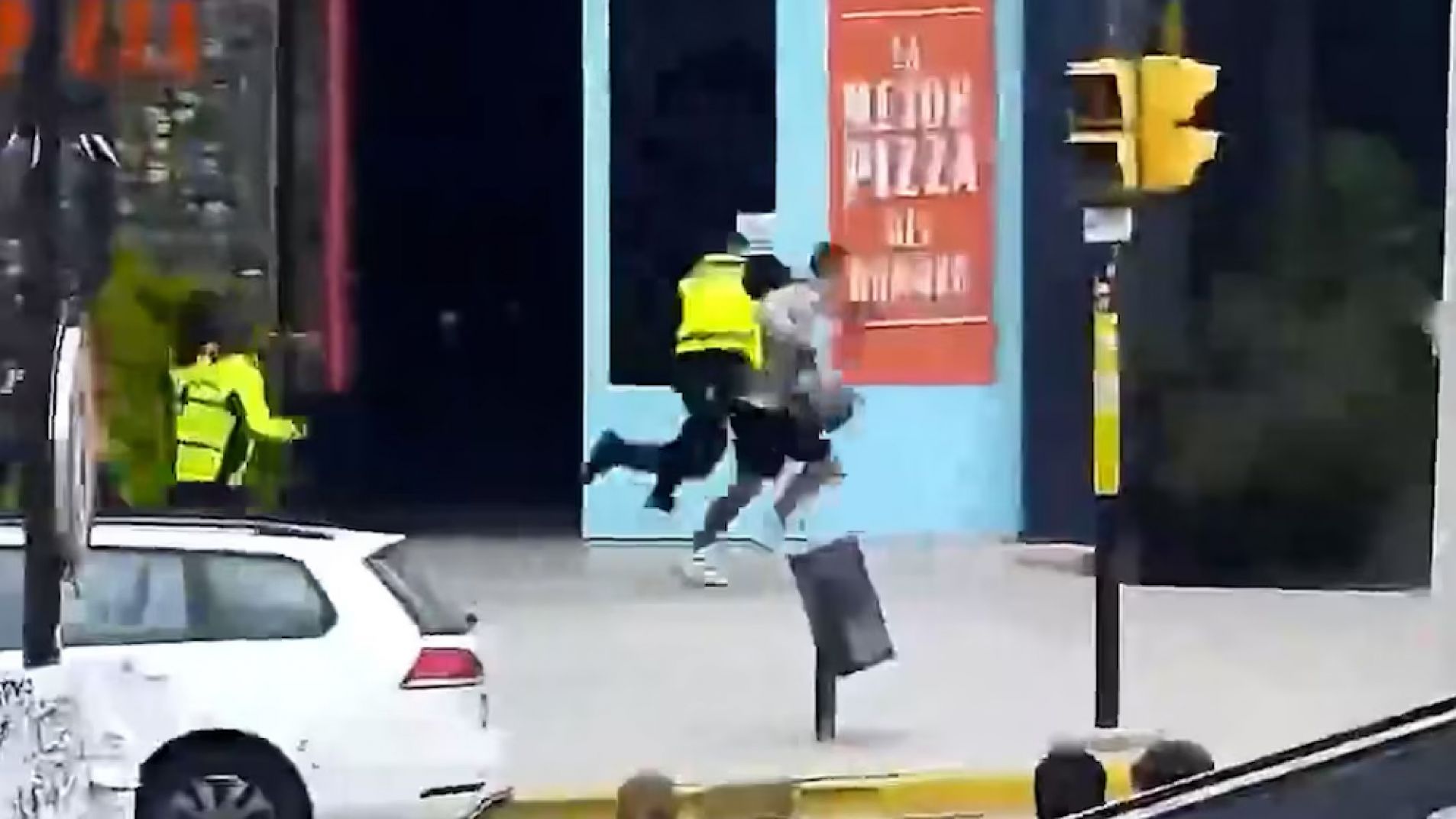 Un agente detuvo a un ladrón con un "tackle alto" en Mendoza (Video)