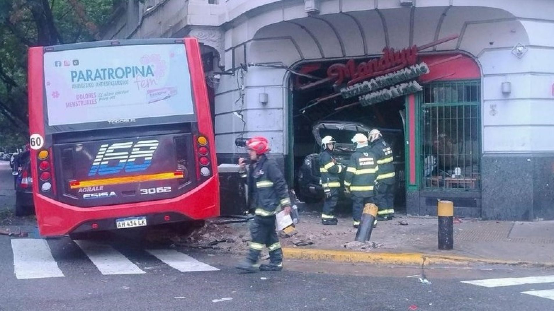 La camioneta policial terminó en el interior del local y el colectivo en la vereda (foto Clarín).