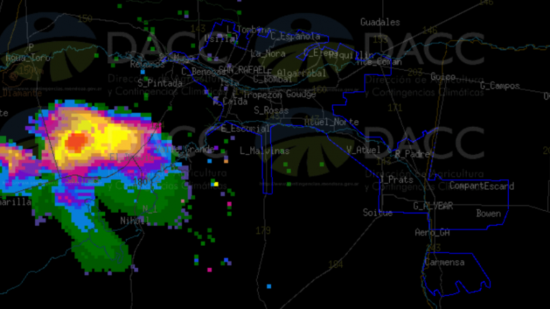 Una enorme celda con granizo se ubica entre la ruta 144 y Agua del Toro