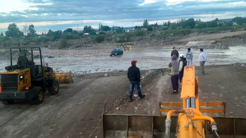 Intentó cruzar por El Molino y quedó atascado: fue rescatado (video)