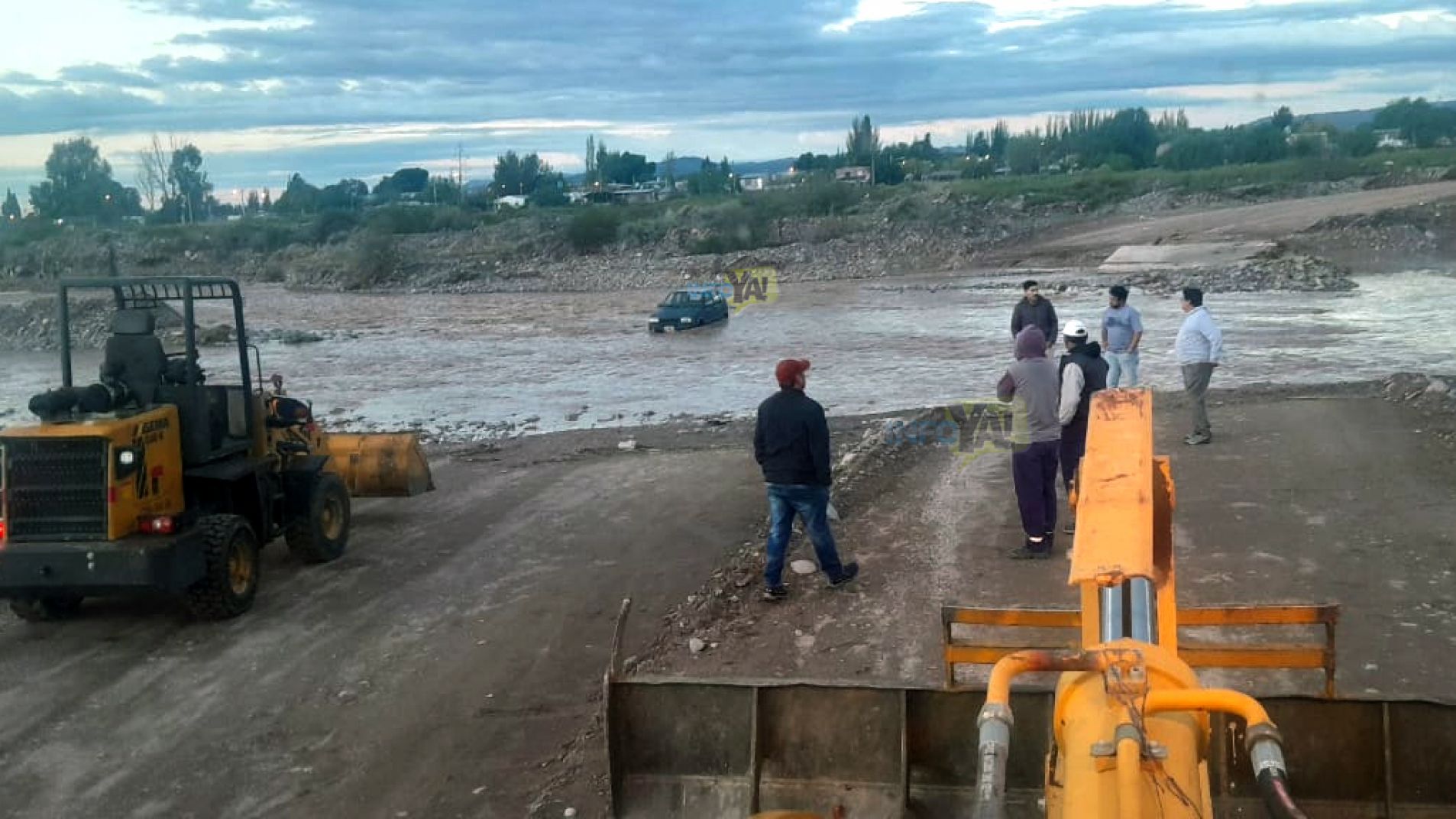 Intentó cruzar por El Molino y quedó atascado: fue rescatado (video)