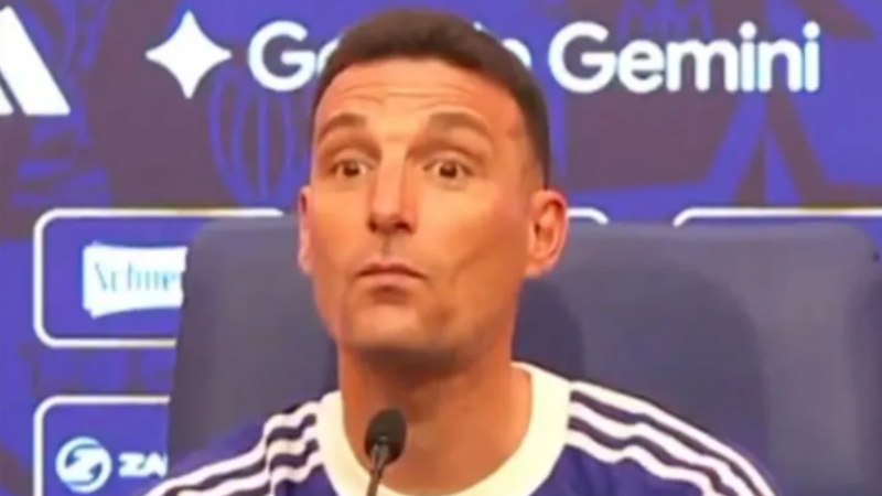 Tenso e incómodo momento en la conferencia de Scaloni con un intruso