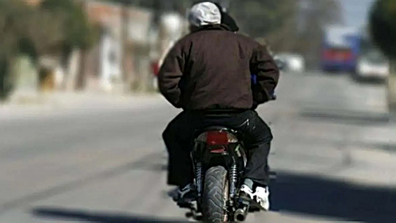 Motochorros asaltaron a un joven cuando caminaba por el centro