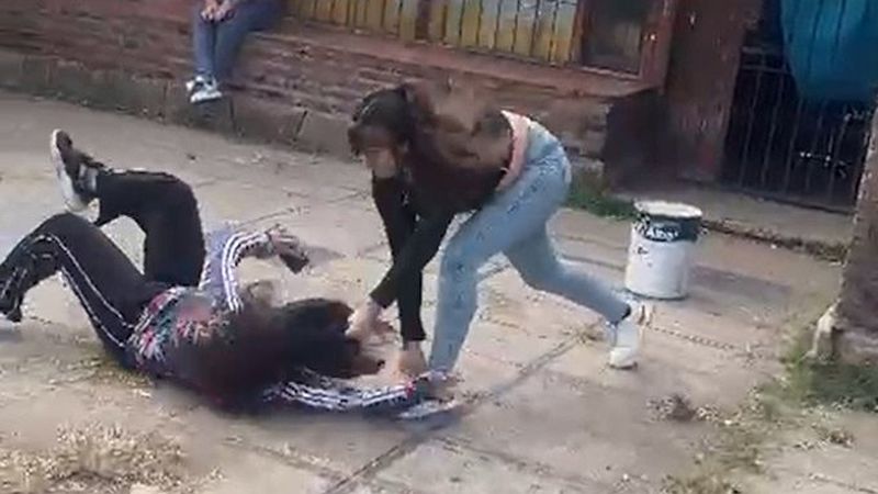 Una alumna atacó brutamente a una compañera discapacitada (Video)