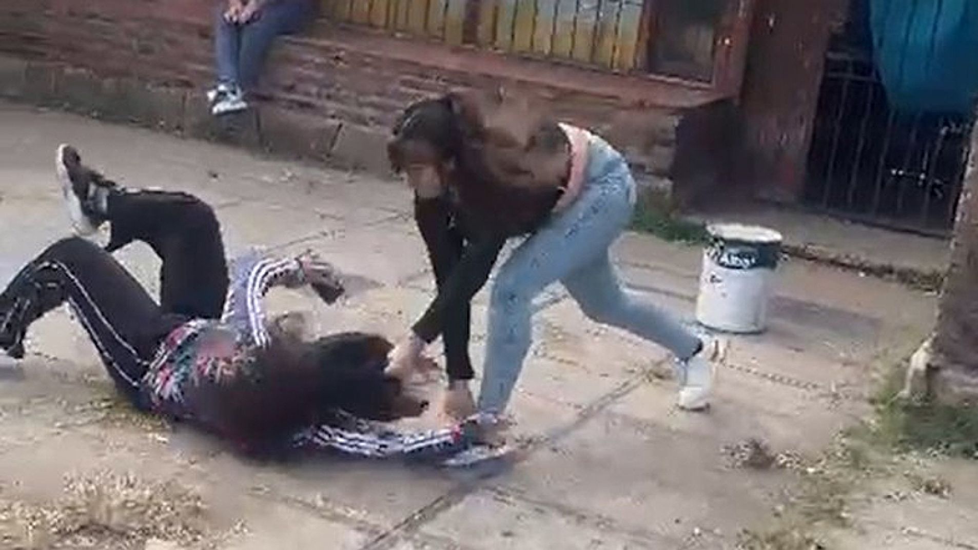 Una alumna atacó brutamente a una compañera discapacitada (Video)