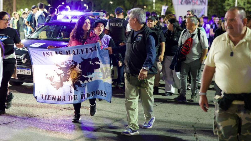 Veteranos recordaron la gesta de Malvinas con la caminata y la vigilia