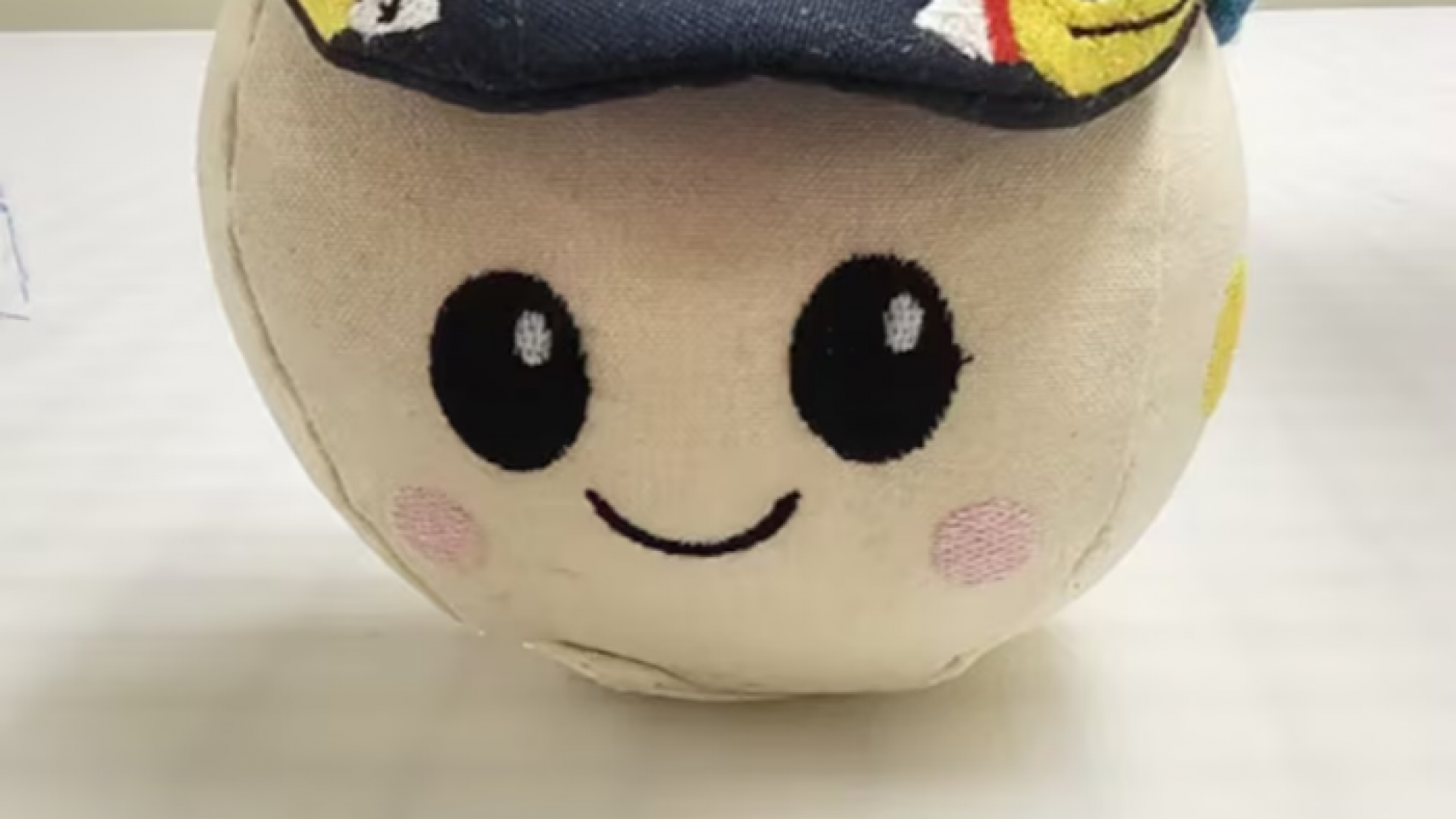 Qué función cumple "Rise", el peluche que acompaña a los astronautas