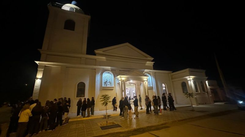 Miles de fieles visitaron durante toda la noche las iglesias de San Rafael