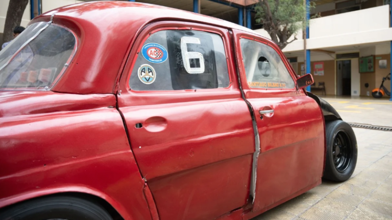 Estudiantes mendocinos prepararon un auto de carrera para Speedway