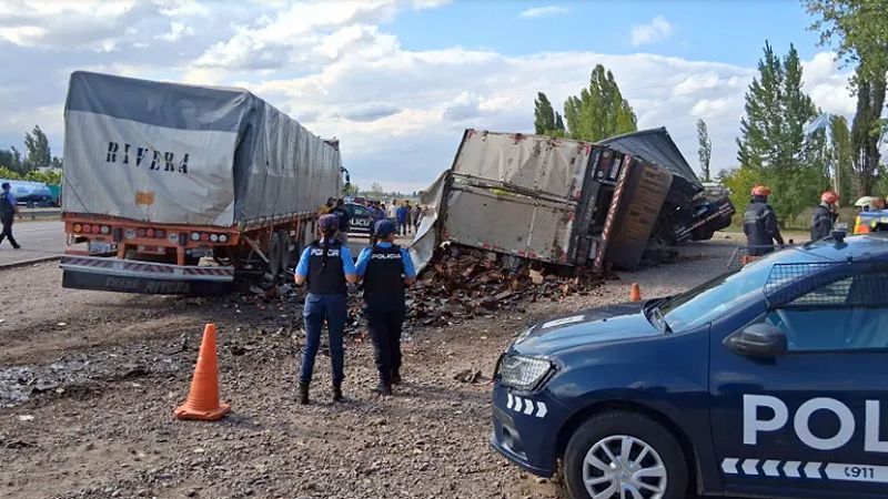 Intentaron saquear la carga de un camión que volcó en la Ruta 40