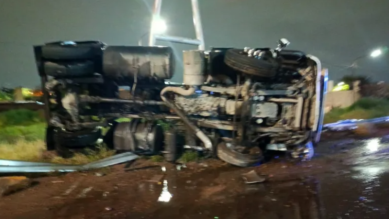 Camionero borracho volcó y terminó detenido