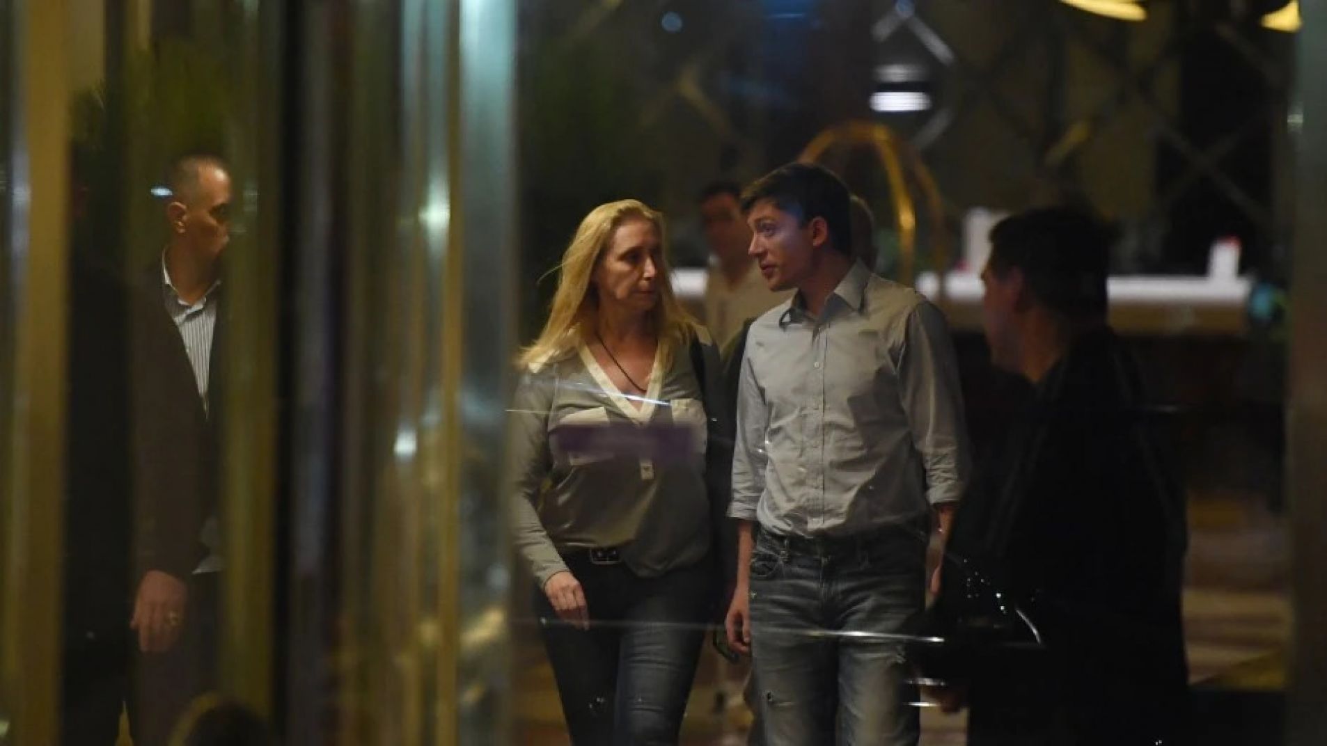 Un "empate nuclear" entre Karina y Santiago traba la salida de Adorni