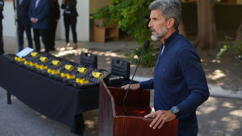 Suarez y Cornejo entregaron las primeras pistolas Taser a preventores de la Ciudad