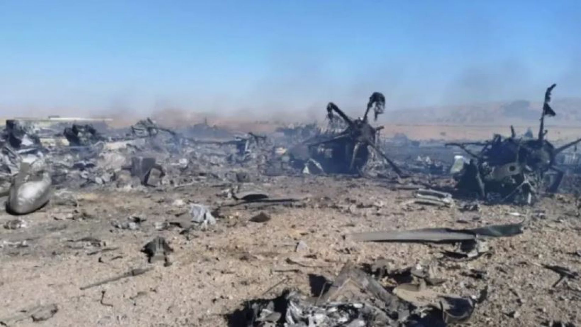 Los restos de los aviones y helicópteros destruidos.