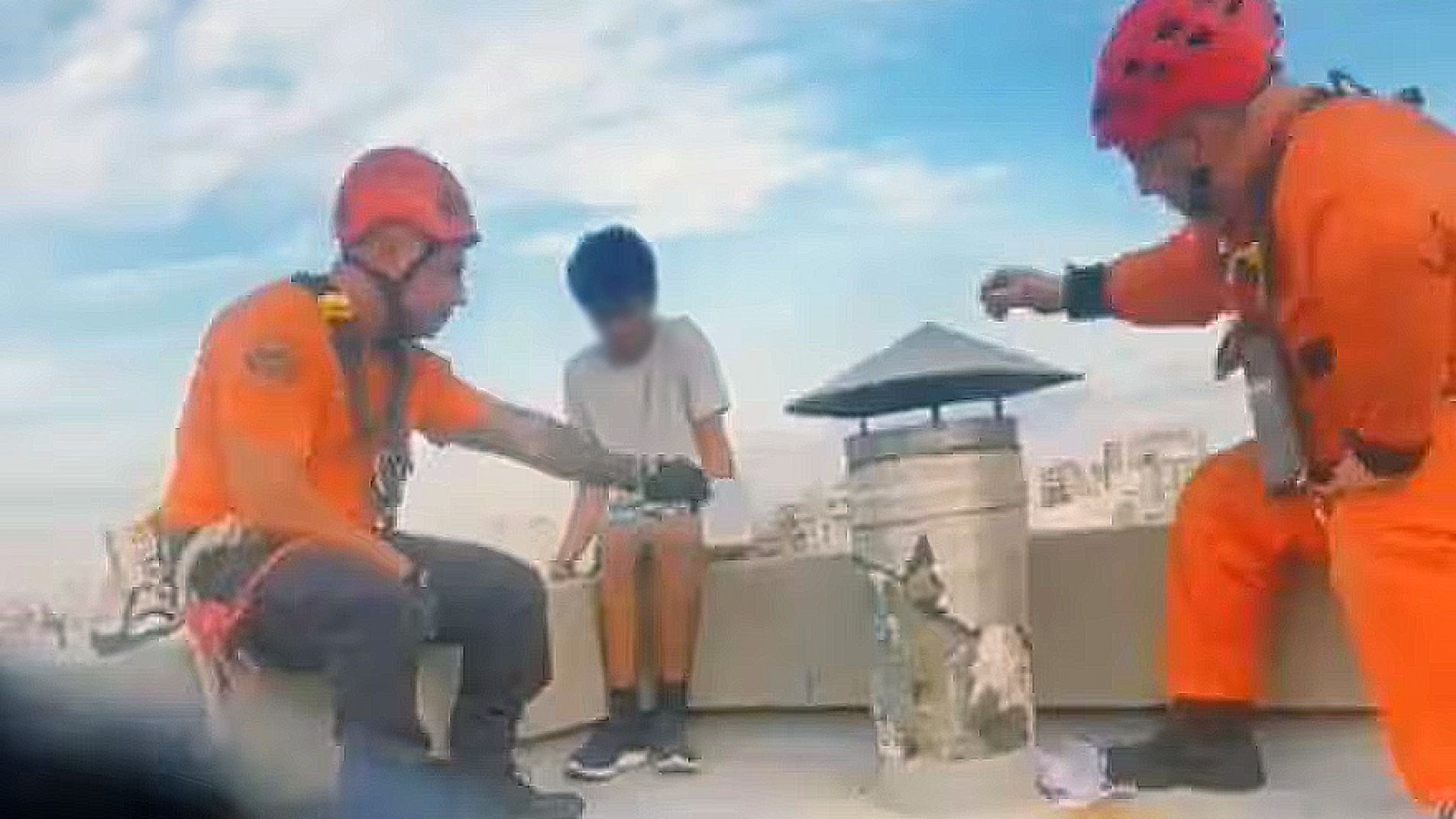 Bomberos salvaron a un joven que quería tirarse desde un piso 13 (Video)