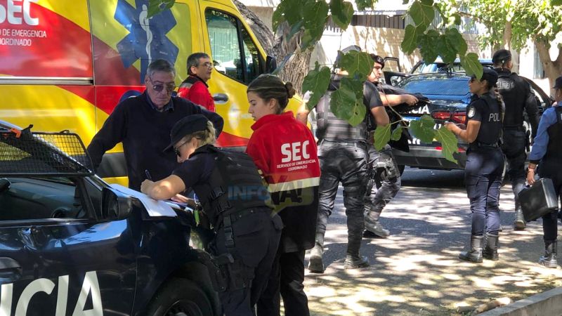 Un móvil policial chocó a una camioneta cuando entraba a un puente