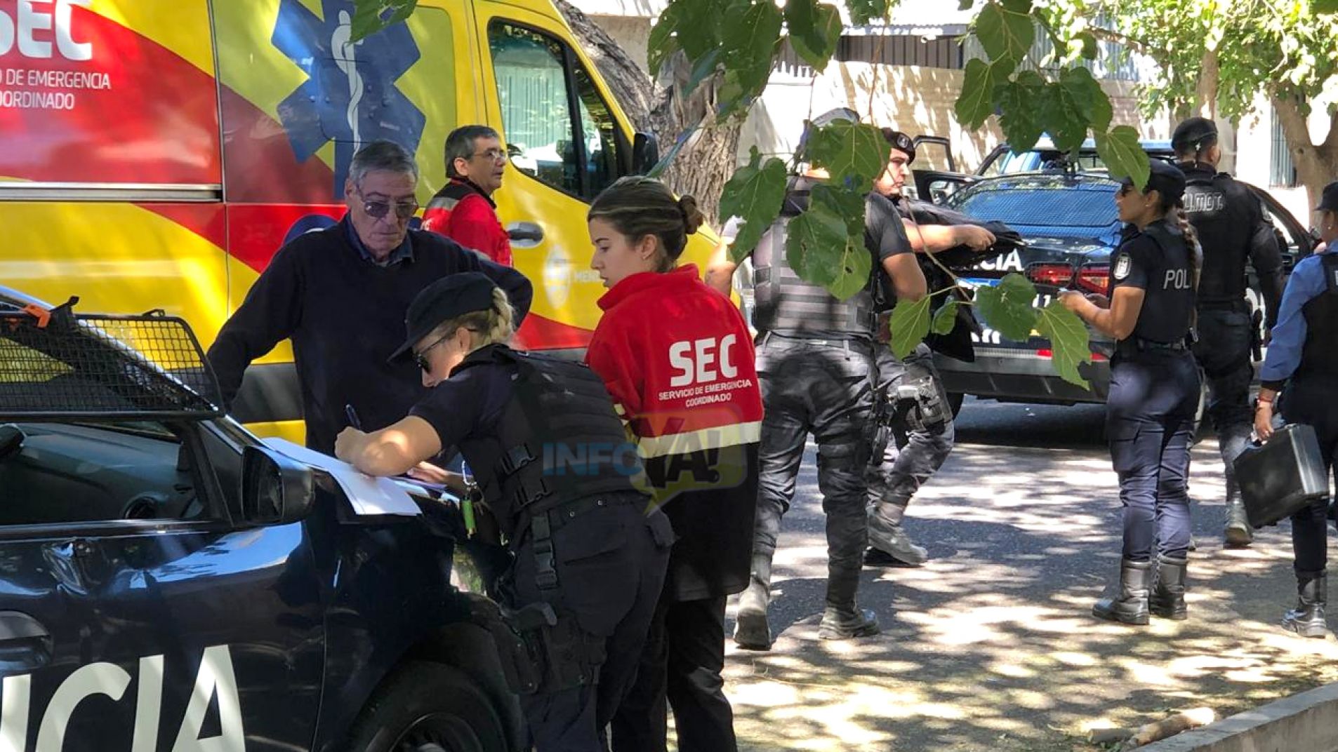 Un móvil policial chocó a una camioneta cuando entraba a un puente