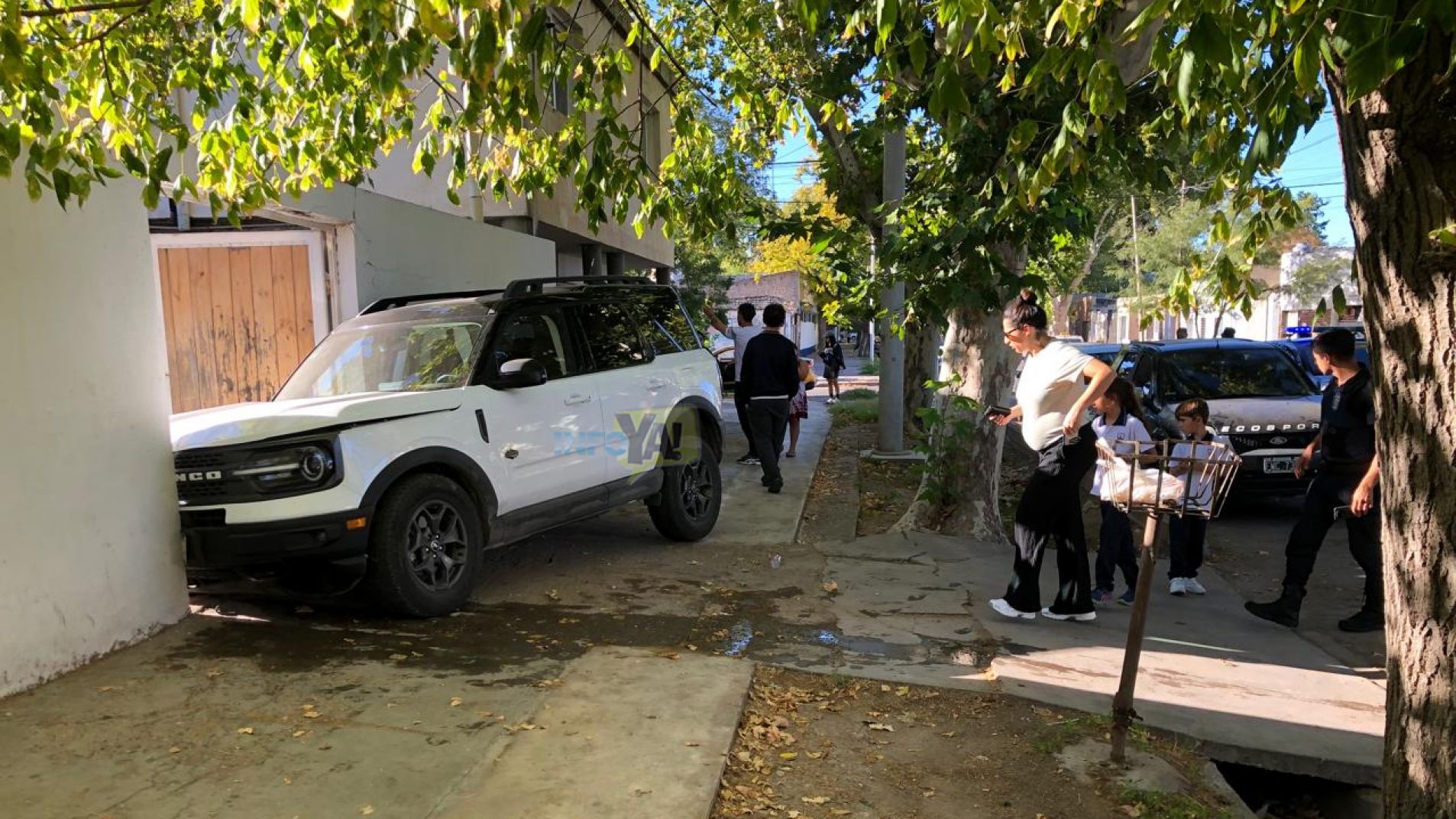 Un hombre se descompensó y chocó con su camioneta contra una casa