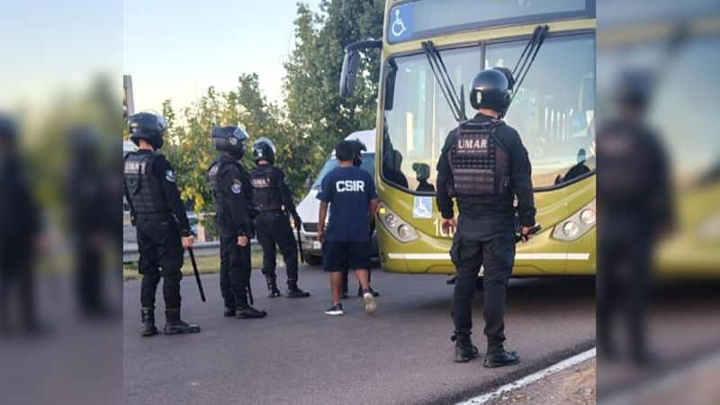 Detuvieron a 24 hinchas que "secuestraron" un colectivo para ir a la cancha