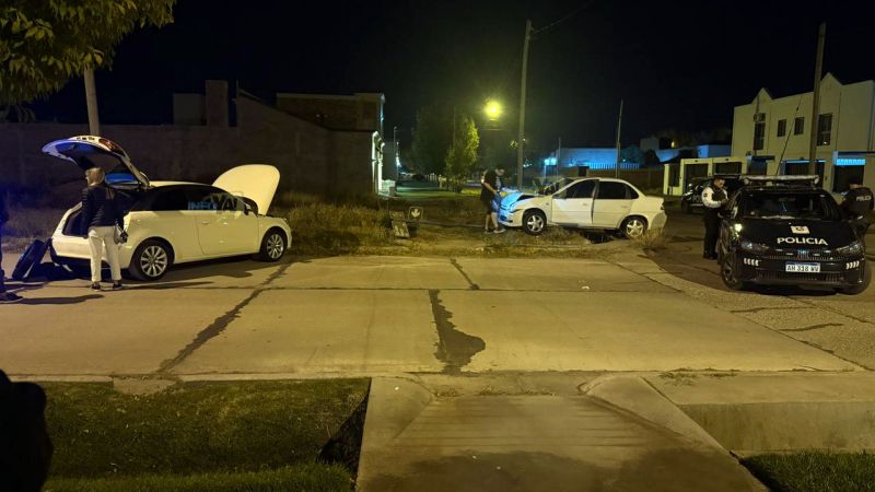 Fuerte choque en barrio Garbin: uno de los autos participaba de una picada