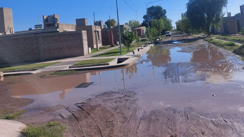 Reclaman por una pérdida de agua que lleva tres días: las calles son de tierra
