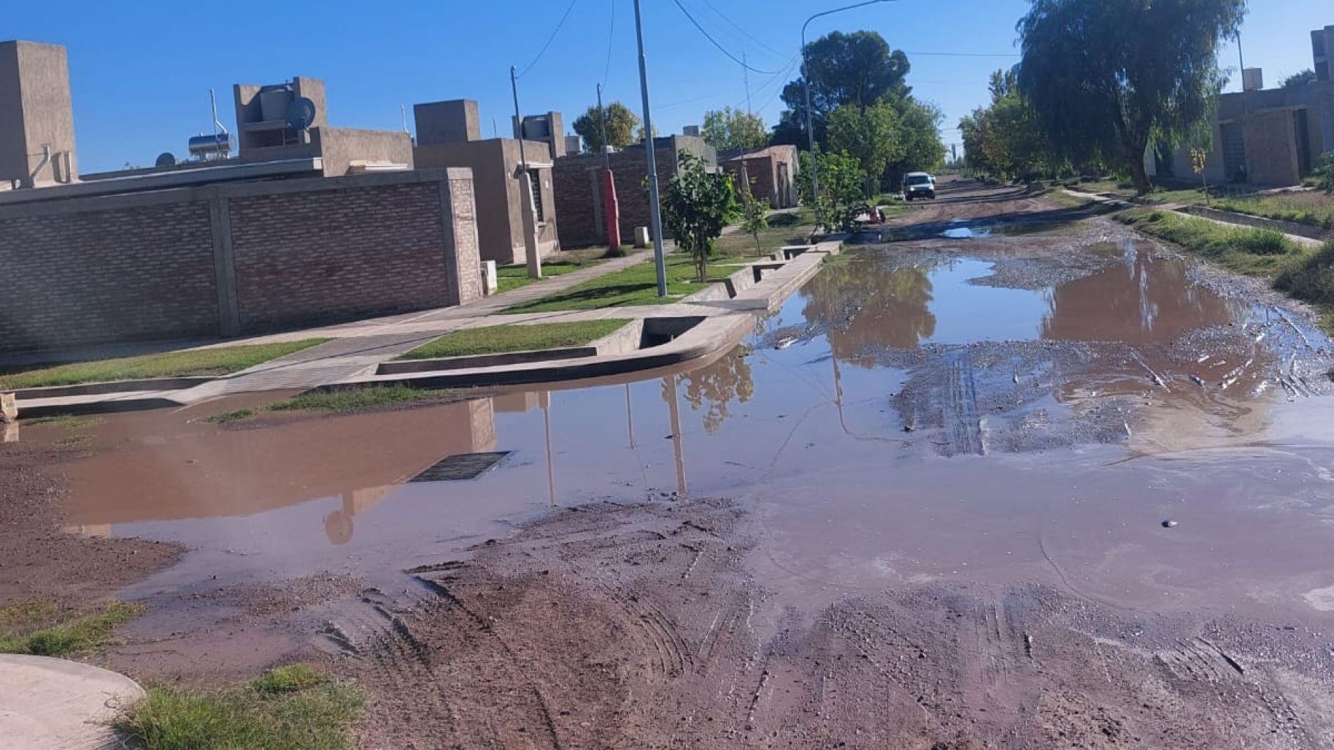 Se pierde mucha agua potable y causa barro en las calles.